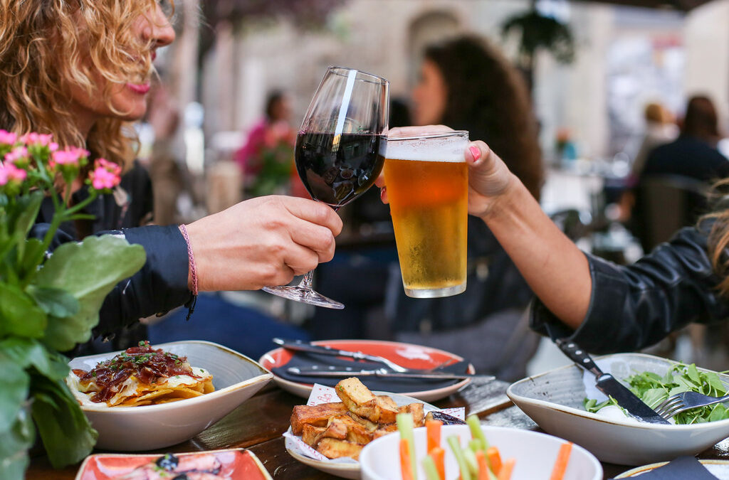 Reabre la temporada de terrazas en Santiago: 7+1 sectores gastronómicos para disfrutar al aire libre